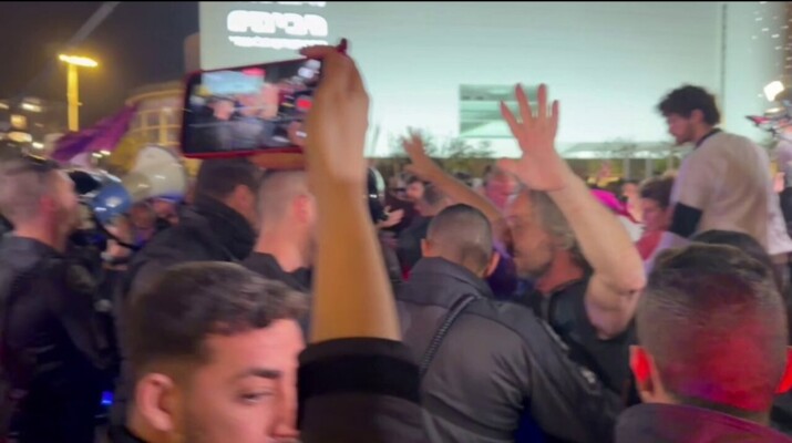 القناة 12 الإسرائيلية: مظاهرة في تل أبيب ضد الحرب والشرطة قامت بإخلاء بعض المحتجين بالقوة