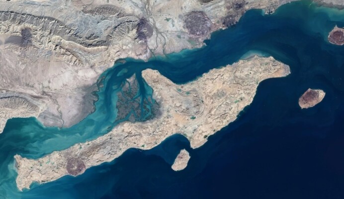 "مهر": سماع أصوات نشاط للدفاعات الجوية في محيط جزيرة جزيرة قشم الإيرانية