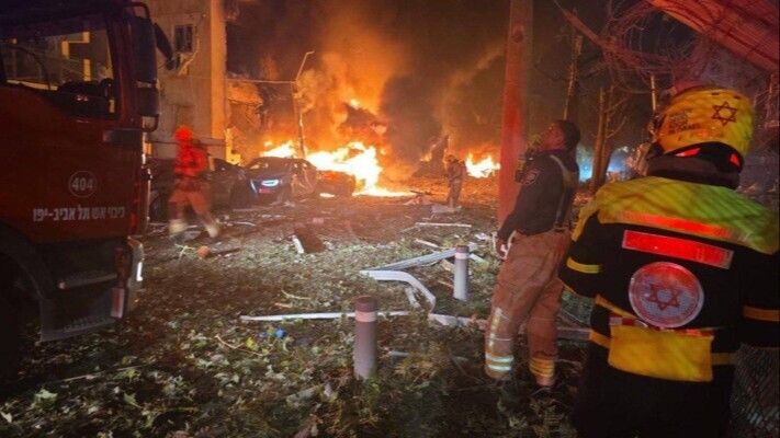 القناة 14 الإسرائيلية: سقوط شظايا في 8 مواقع وإصابة 3 مبان إثر القصف الصاروخي الإيراني على جنوب إسرائيل