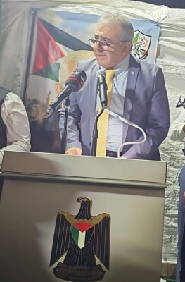 سفير فلسطين خلال إضاءة شجرة الميلاد في مخيم مار إلياس: سنواصل العمل من أجل السلام العادل والشامل