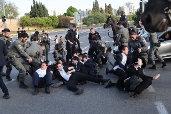 يهود متشددون يقتحمون منزل قائد الشرطة العسكرية بإسرائيل رفضا للتجنيد