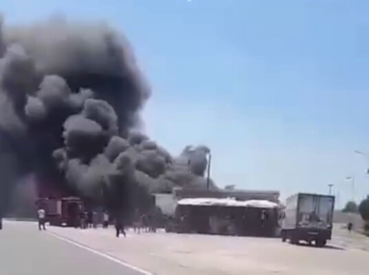 حريق كبير في أحد محلات بيع القهوة على أوتوستراد البترون باتجاه بيروت