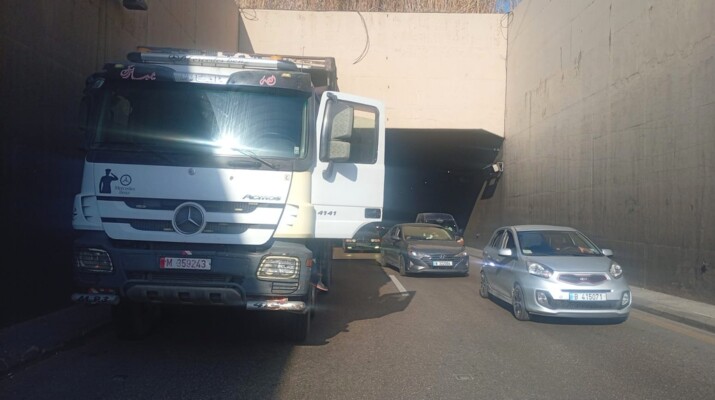 التحكم المروري: تعطل شاحنة بعد ثاني أنفاق المطار باتجاه خلدة وحركة المرور كثيفة
