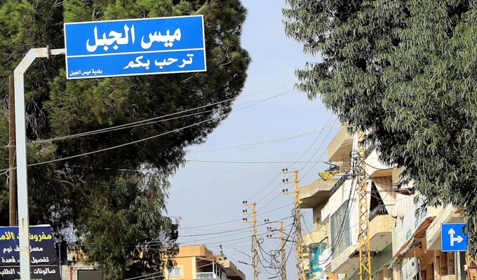 "المنار": محلقة اسرائيلية معادية القت قنبلة صوتية في اجواء حي "كركزان" بميس الجبل اثناء قيام حفارة بإزالة ردميات