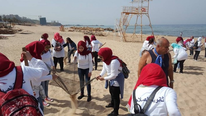 طالبات من مدرسة لجميعة المشاريع شاركن بحملة تنظيف شاطى الرملة البيضاء