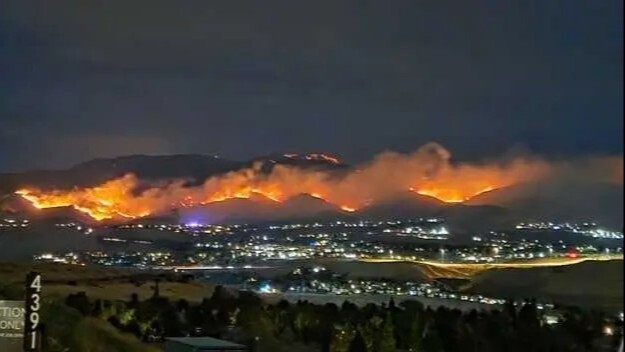 إجلاء أكثر من 40 ألف شخص مع اقتراب حريق غابات من مدينة رينو في ولاية نيفادا الأميركية