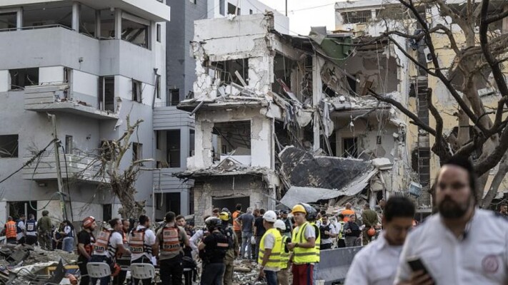 "واللا": بلاغات أولية عن سقوط رؤوس متفجرة في مدينتي بني براك وبتاح تكفا وسط إسرائيل