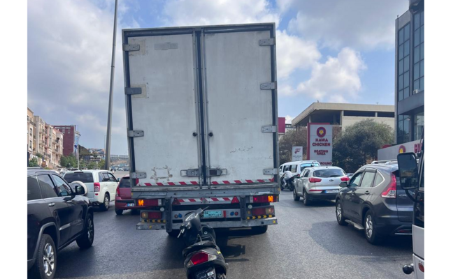 التحكم المروري: تعطل شاحنة على الطريق الدولية في الحازمية صعودا ويُعمل على المعالجة