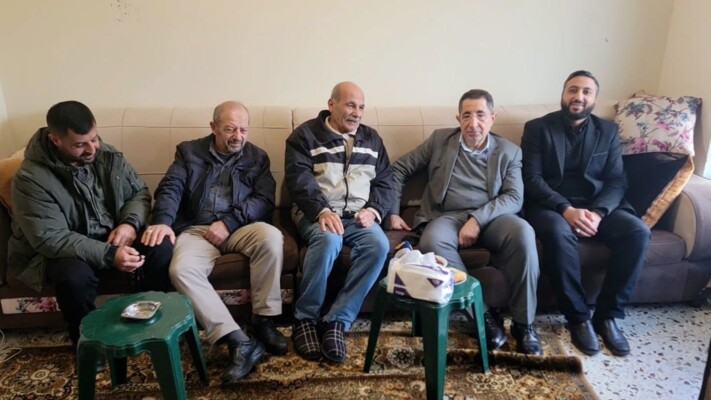 الحاج حسن زار عوائل الأسرى: العمل مستمر من أجل الوصول إلى حرية الأسرى وإنهاء معاناتهم