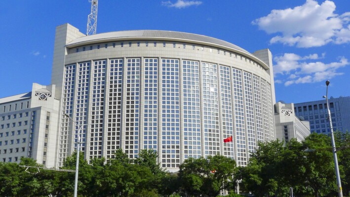 الخارجية الصينية: نأمل بالحفاظ على زخم محادثات وقف النار وعودة الحركة لطبيعتها بمضيق هرمز