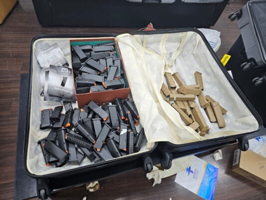 المالية: جمارك المطار ضبطت 90 مسدسا مفككا بطريقة احترافية في حقائب مسافر قادم من فرنسا