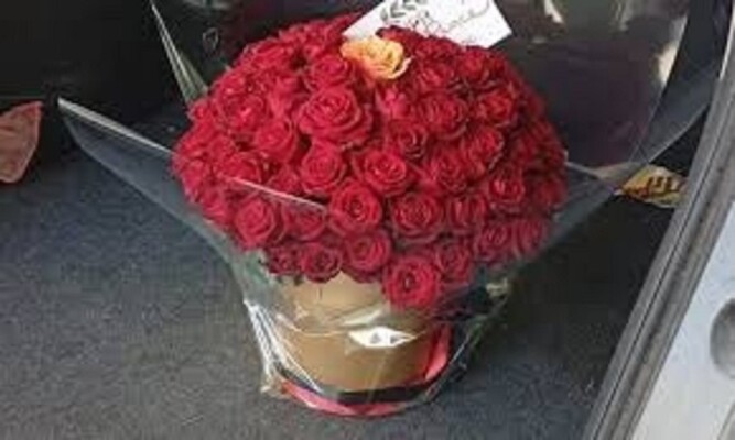 مجموعة "حنظلة" الإيرانية تعلن نجاحها في اختراق سيارة كبير المهندسين النوويين الإسرائيليين وتضع باقة ورود داخلها