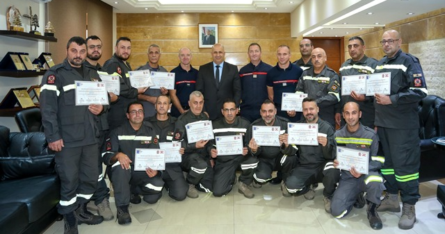 المدير العام للدفاع المدني سلّم الإفادات إلى خريجي دورة تدريبية عن إدارة غرفة العمليات المركزية وتنظيمها