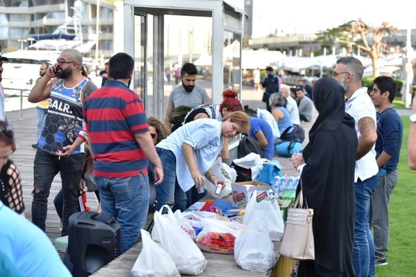 متظاهرون يفترشون الأرض ويتناولون الفطور في &quot;الزيتونة باي&quot; 