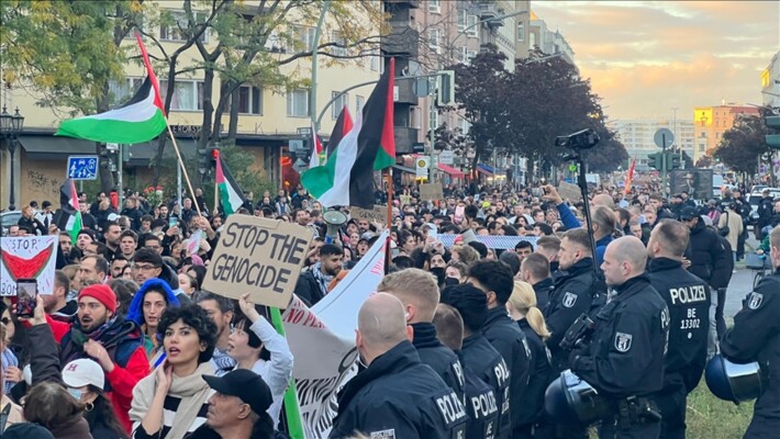 برلين تشهد وقفة تضامنية مناصرة للشعب الفلسطيني وللمطالبة بوقف الدعم الألماني لإسرائيل