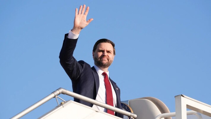 أكسيوس عن مصدر أميركي: تأجيل رحلة فانس إلى باكستان إلى أجل غير مسمى