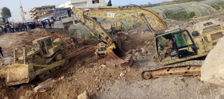 جرافات الجيش تعمل على إعادة فتح طريق عريض دبين المقطوعة بسبب القصف الإسرائيلي