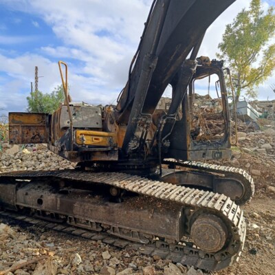 المنار: محلقة إسرائيلية استهدفت حفارة في بلدة مارون الرأس ما أدى إلى احتراقها