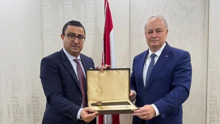 السفير الروسي يهنئ مدعي عام التمييز ويقدّم له درعاً تقديرية