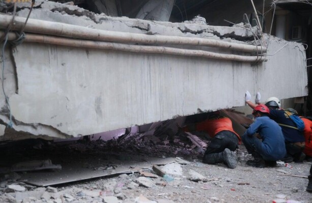 احتمال وجود 91 شخصا عالقين تحت مبنى مدرسة انهار في إندونيسيا