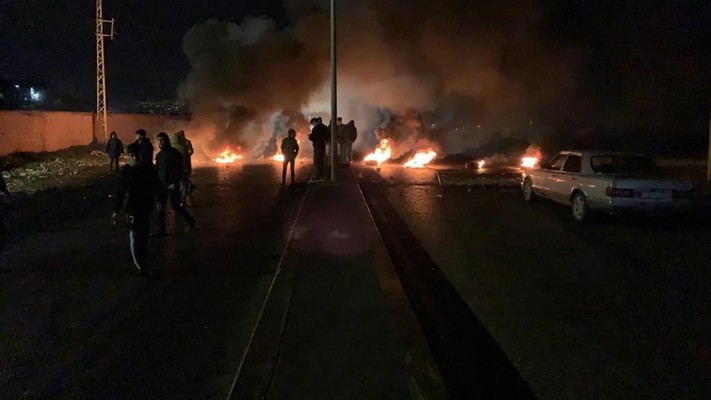 إقفال طريق المصنع- شتوره بالإطارات المشتعلة تضامنا مع الحراك في طرابلس