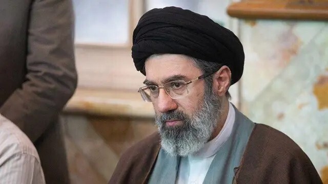 القناة 12: نجاة مجتبى نجل خامنئي من محاولة اغتيال بعد وقت قصير من مقتل والده