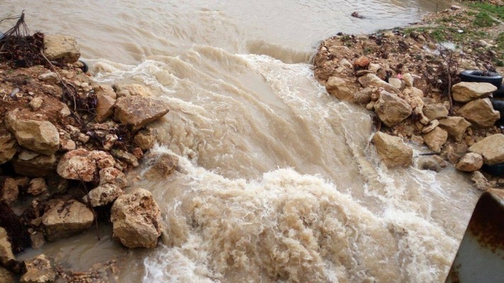 النشرة:نهر الزهراني فاض للمرة الأولى بعد تراجع منسوب المياه فيه خلال الصيف