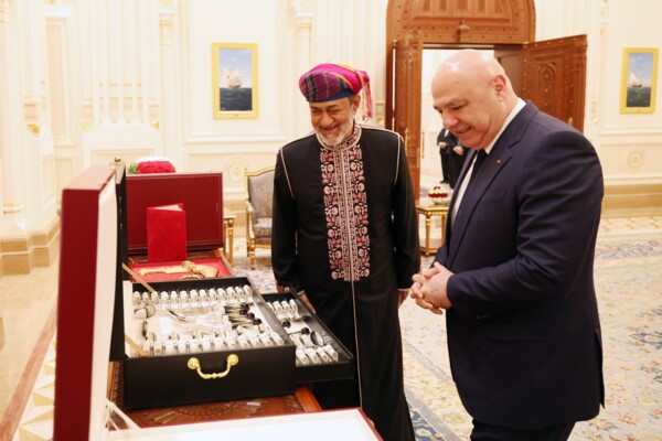 السلطان هيثم بن طارق اقام مأدبة عشاء على شرف الرئيس عون ومنحه وسام عمان العسكري من الدرجة الاولى