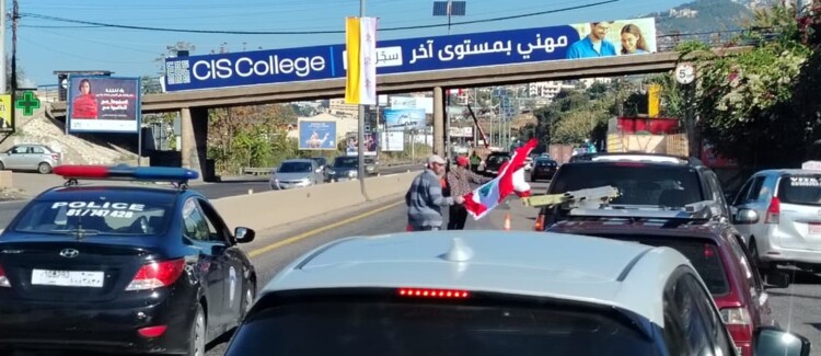 "النشرة": ازدحام مروري على أوتوستراد الصفرا- جبيل بسبب تركيب أعلام لبنان والفاتيكان