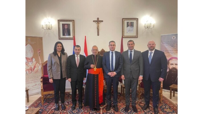 ميناسيان تسلم من وفد "الوطني الحر" مقترحه لحماية لبنان: لبث روح الوحدة والانفتاح على الآخر