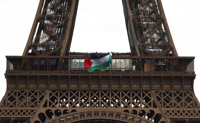 توقيف 6 أشخاص في فرنسا لرفعهم العلم الفلسطيني على برج إيفل من دون تصريح