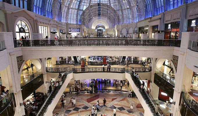 رويترز: تراجع مبيعات علامات تجارية فاخرة في الإمارات الى 50 بالمئة بسبب حرب إيران