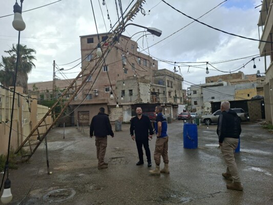 بلدية صيدا تقطع طريق "رجال الأربعين" احترازياً بسبب ميلان عامود كهرباء