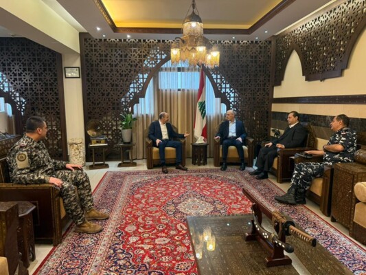 وزير الداخلية يعقد اجتماعًا في سراي صيدا لمتابعة الأوضاع الميدانية وتداعيات النزوح في ظل الاعتداءات الإسرائيلية