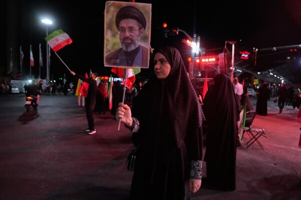 نيوزويك: قدرة إيران على الإضرار بالاقتصاد العالمي أقوى من قنبلة نووية