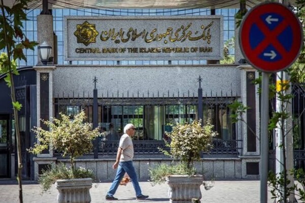 محافظ البنك المركزي الإيراني: ندرك الضغوط التي يواجهها مواطنونا ولن نسمح لأميركا بدفع اقتصادنا للانهيار
