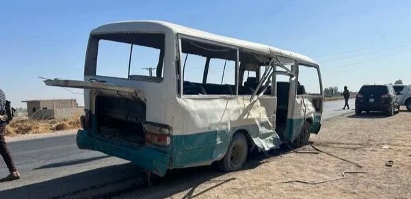 4 قتلى و9 جرحى بانفجار عبوة ناسفة في حافلة مبيت لحراس منشآت نفطية شرقي دير الزور