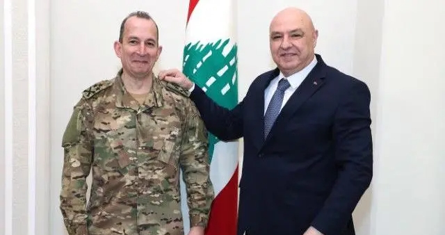 رئيس الجمهورية وقائد الجيش زارا ثكنة بنوا بركات في صور وبحثا مع قائد قطاع جنوب الليطاني الاعتداءات الإسرائيلية ومهمات الجيش
