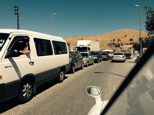 النشرة: زحمة سير خانقة على ضهر البيدر بسبب انقلاب باص بعد جسر المديرج