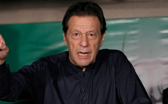 الحكم على رئيس وزراء باكستان السابق عمران خان وزوجته بالسجن 17 عامًا في قضية جديدة