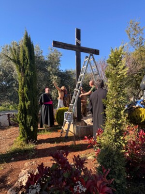 بلدة دبل اعادت نصب تمثال السيد المسيح بمساعدة القوة الايطالية باليونيفيل بعد أيام من تحطيم تمثال مشابه على يد جندي إسرائيلي