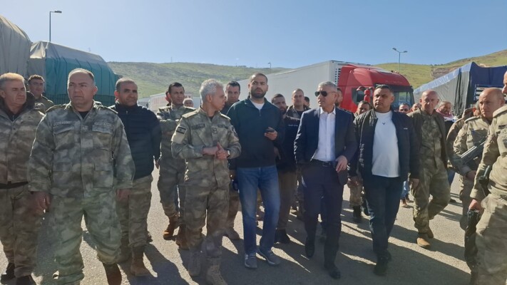 النشرة: خليل يشرف على ترتيبات الجمارك ويطلق حالة طوارئ في معبر المصنع الحدودي