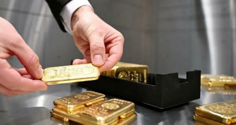 بوتين يصدر مرسوما يقضي بحظر تصدير سبائك الذهب المكرر التي يزيد وزنها عن 100 غرام من روسيا