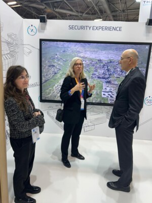 الحجار جال في معرض Milipol Paris المتخصص بالأمن والدفاع بدعوة من نظيره الفرنسي