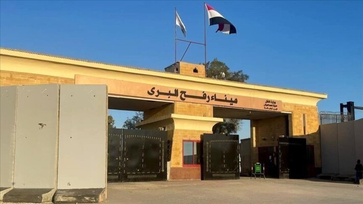 "يسرائيل هيوم" عن مسؤول إسرائيلي: قررنا تأخير إدخال بعض البضائع ومنع فتح معبر رفح