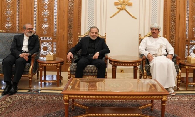 عراقجي وصل إلى سلطنة عمان لإجراء محادثات حول مضيق هرمز