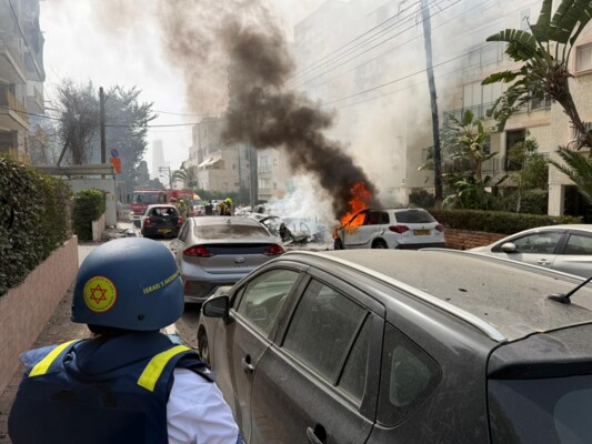أضرار مادية واحتراق مركبات نتيجة سقوط شظايا في 7 مواقع وسط إسرائيل