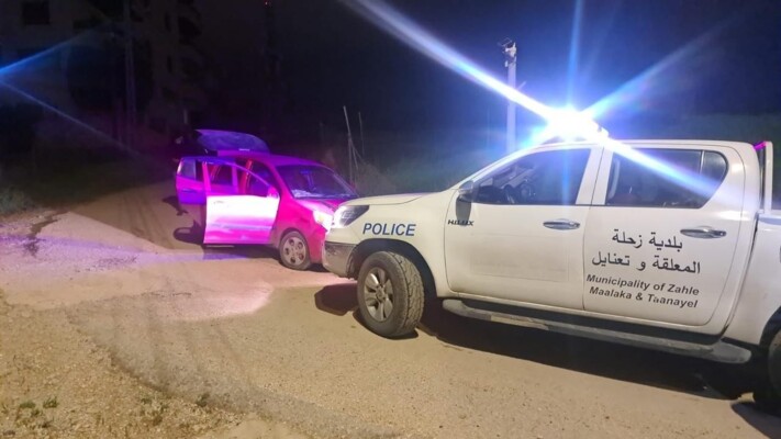 بلدية زحلة: توقيف اربعة اشخاص وضبط اسلحة رشاشة وأجهزة اتصال داخل سيارة بعد الاشتباه بهم ومطاردتهم وقد تسليمهم لمخفر زحلة