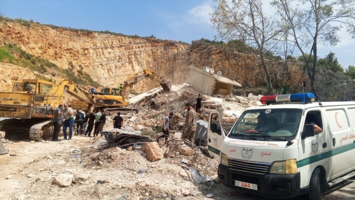 سحب جثامين 3 شهداء و4 جرحى من تحت ركام مبنى أغار عليه الطيران الإسرائيلي ليل أمس في كفرملكي