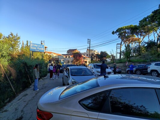 اجراءات السير بسبب السوق الميلادي في الفنار تمنع طلاب من الوصول إلى مدرستهم